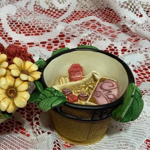 Mother’s Day Bouquet Harmony Kingdom Garden - Picture 8 of 9